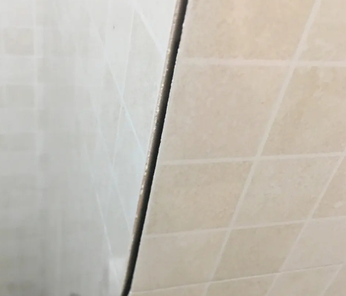 汕尾市瓷砖空鼓维修公司分享阳台瓷砖脱落的修复过程可以分为以下几个步骤