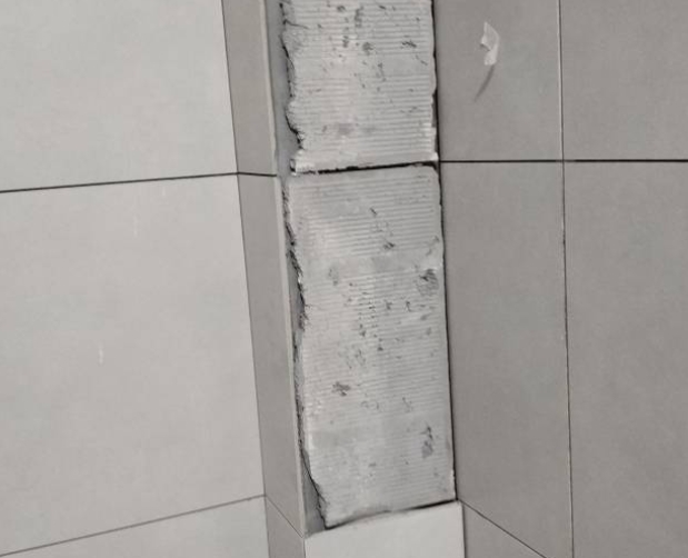 汕尾市瓷砖空鼓维修公司分享下瓷砖施工前基层浇水润湿程度不足，可能导致以下问题